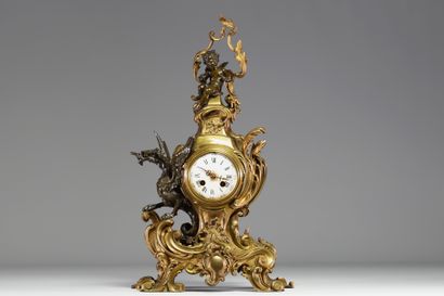 Pendule en bronze doré et patiné au décor...