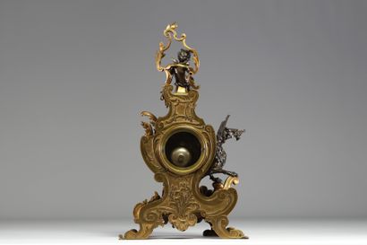 Pendule en bronze doré et patiné au décor...