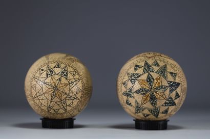Rare paire d'œufs d'autruches gravés représentant...