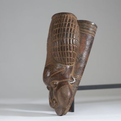 Cameroun - Bamiléké - Grand fourneau en terre...