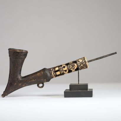 Cameroun - Bamiléké - Pipe en bronze, os...