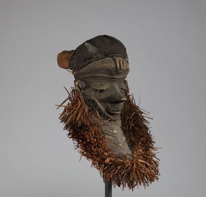 Masque Pende, RD Congo. Bois sculpté et fibres...