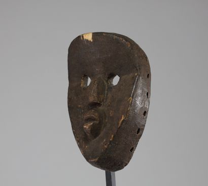 Masque ancien en bois sculpté à la patine...