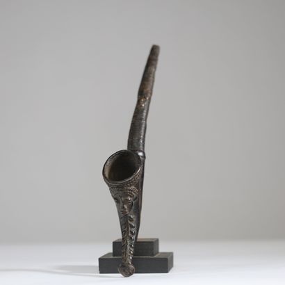 Nigéria - Pipe en bronze. Fourneau décoré...