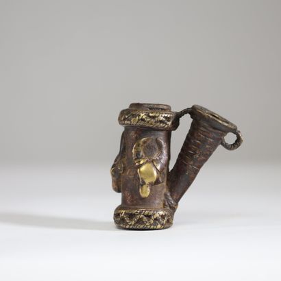 Cameroun - Bamum - Fourneau en laiton décoré...