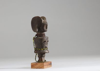 Poupée Zaramo, Tanzanie. 
Bois à patine brune...