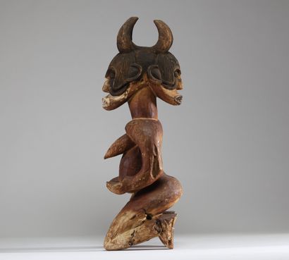 Figure masculine agenouillée ( Ikenga) Igbo...
