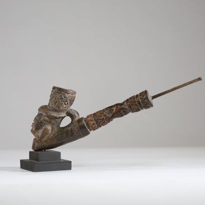 Cameroun - Bamum - Pipe en terre cuite, os...