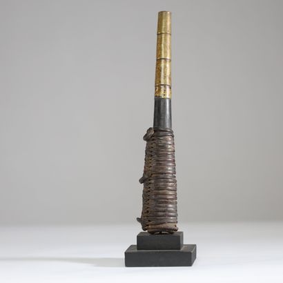 Soudan - Dinka - Pipe en bois laiton et cuir
Etat...