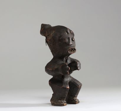 Rare fétiche Père (RDC) en bois recouvert...