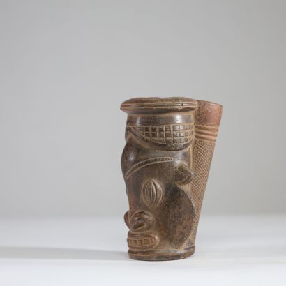 Cameroun - Bamum - Fourneau en terre cuite...