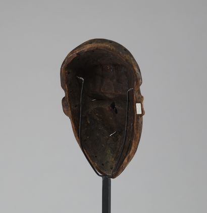 Masque ancien en bois sculpté,issu de la...