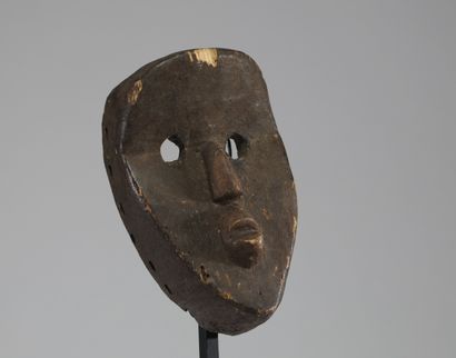 Masque ancien en bois sculpté à la patine...