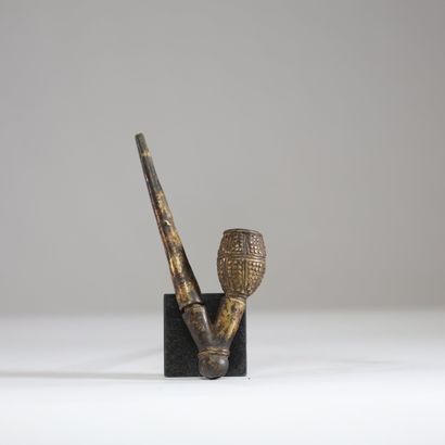 Cameroun - Bamum - Pipe en bronze
Etat :...