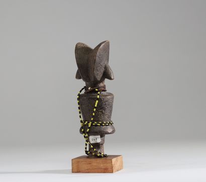 Poupée Zaramo, Tanzanie. 
Bois à patine brune...
