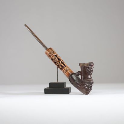 Cameroun - Tikar - Pipe en terre cuite décorée...