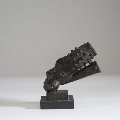 Cameroun - Bamum - Fourneau en bronze décoré...