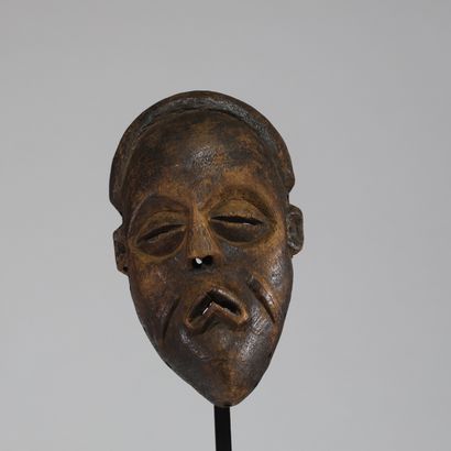 Masque ancien en bois sculpté,issu de la...