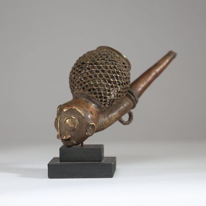 Cameroun- Bamiléké - Pipe en bronze décorée...