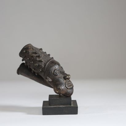 Cameroun - Bamum - Fourneau en bronze décoré...