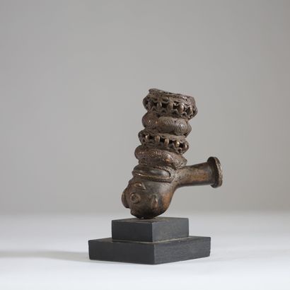Cameroun - Bamum - Fourneau en bronze décoré...