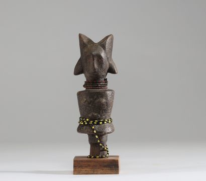 Poupée Zaramo, Tanzanie. 
Bois à patine brune...