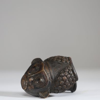 Cameroun- Bamum - Fourneau en bronze décoré...