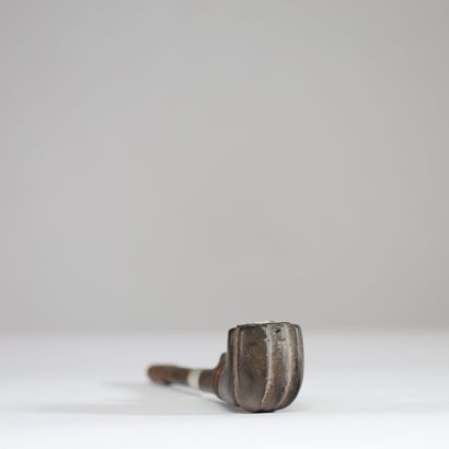 Cameroun - Douala - Pipe en bois, aluminium...