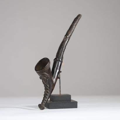 Nigéria - Pipe en bronze. Fourneau décoré...