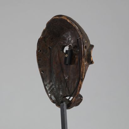 Ancien masque aficain en bois, à patine brun-noir...