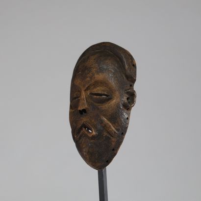 Masque ancien en bois sculpté,issu de la...