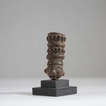 Cameroun - Bamum - Fourneau en bronze décoré...