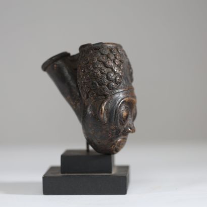 Cameroun- Bamum - Fourneau en bronze décoré...