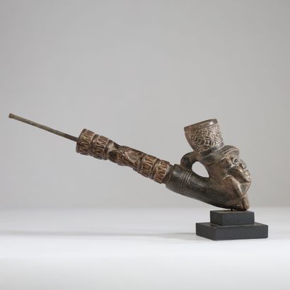 Cameroun - Bamum - Pipe en terre cuite, os...