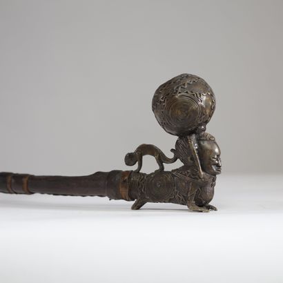 Burkina Fasso - Pipe en bronze, bois et cuir....