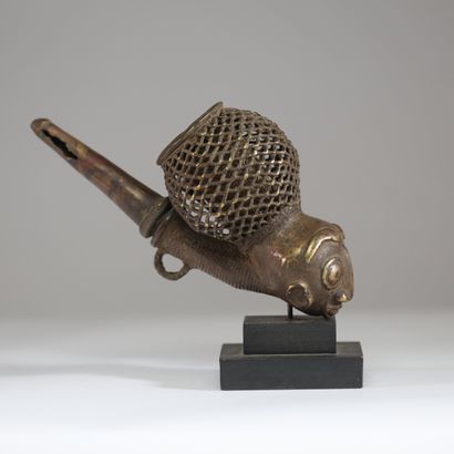 Cameroun- Bamiléké - Pipe en bronze décorée...