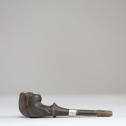 Cameroun - Douala - Pipe en bois, aluminium...
