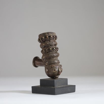 Cameroun - Bamum - Fourneau en bronze décoré...