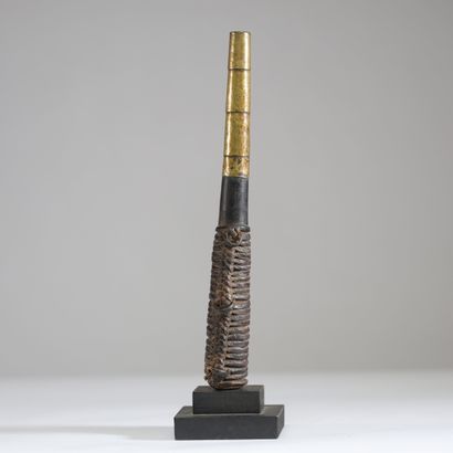 Soudan - Dinka - Pipe en bois laiton et cuir
Etat...