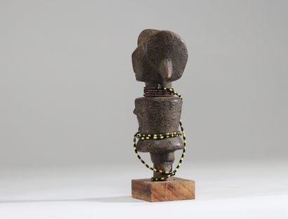 Poupée Zaramo, Tanzanie. 
Bois à patine brune...