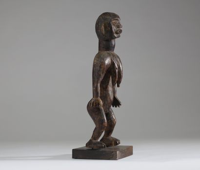 Statuette féminine Bamileke, Cameroun. Très...