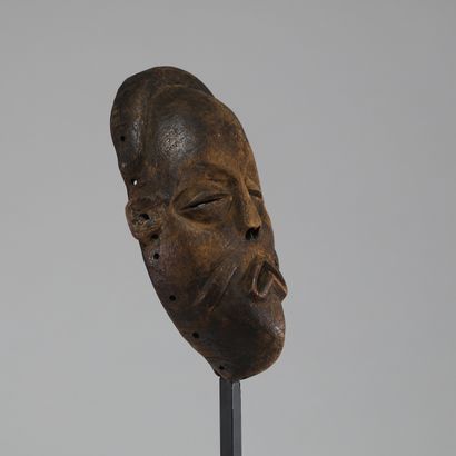 Masque ancien en bois sculpté,issu de la...