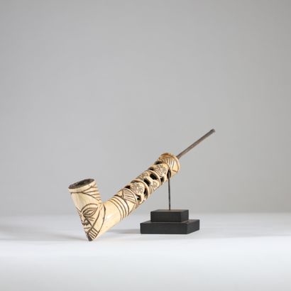 Cameroun - Bamum - Pipe en os et fer. Fourneau...