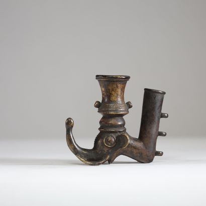 Cameroun- Bamum - Pipe en bronze décorée...