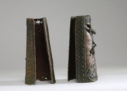 Paire de bracelets d'ornementation en bronze...