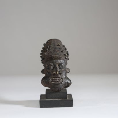 Cameroun - Bamum - Fourneau en bronze décoré...