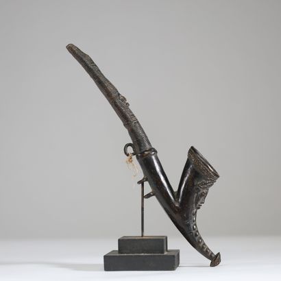 Nigéria - Pipe en bronze. Fourneau décoré...