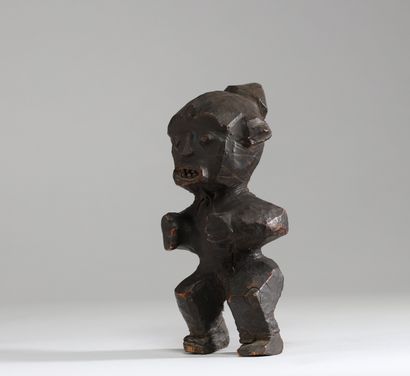 Rare fétiche Père (RDC) en bois recouvert...