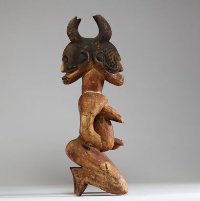 Figure masculine agenouillée ( Ikenga) Igbo...