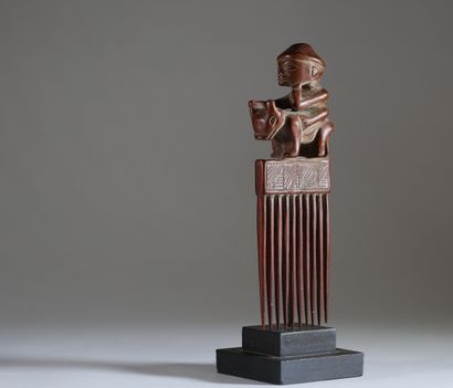 Peigne figuratif Tchokwe (RDC), en bois patiné,...